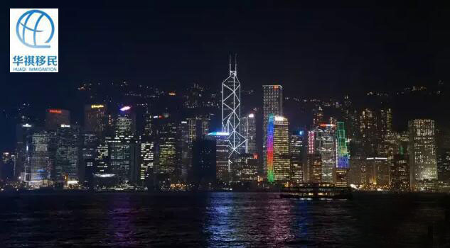 从维港看香港的夜景，五彩斑斓的灯光把高楼大厦装扮地像舞池中偏偏起舞的美少女，倒映在水中的的五彩灯光，随着潮水荡漾，让人感觉进入了童话世界