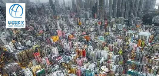 电视，图片上我们看到的是香港的高楼大厦，其实香港低矮楼房也很多，这些楼房里就有很多这种车位房