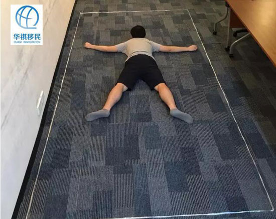 记者亲自躺在地面画出的6.5平方米的地方，感受车位房的面积