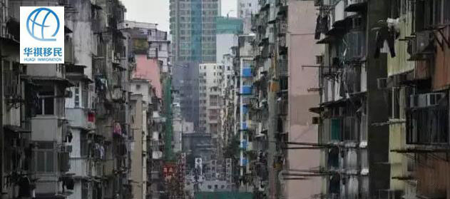 香港低矮的楼层，与表面上光鲜亮丽的香港国际大都市形象，很有出入