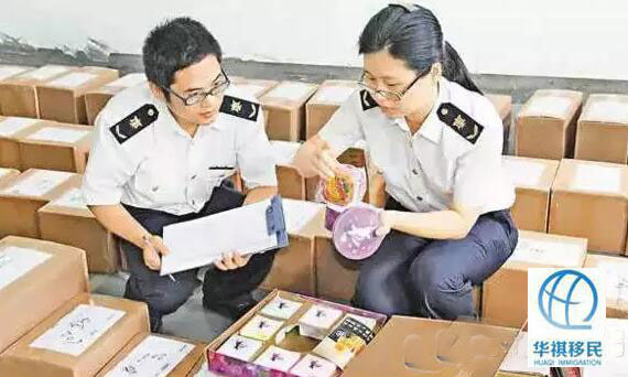 中国海关正在对入境的月饼进行检查