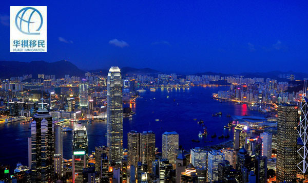 香港维多利港美不胜收，香港不仅环境优美制度也很优越。